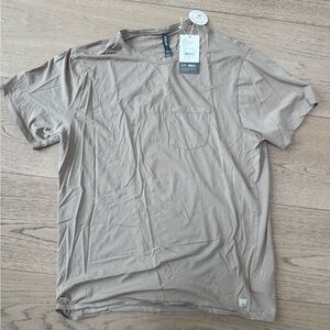 Vuori Men’s Feather Pocket Tee – Taupe / Mushroom
Size: XL
